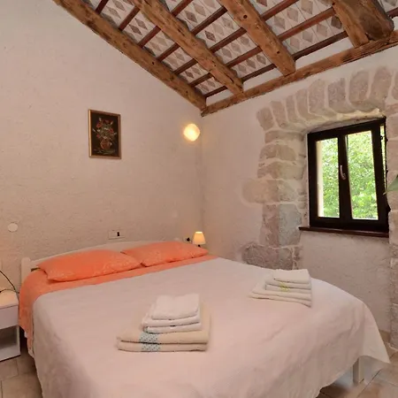 House Nadija Nyaraló