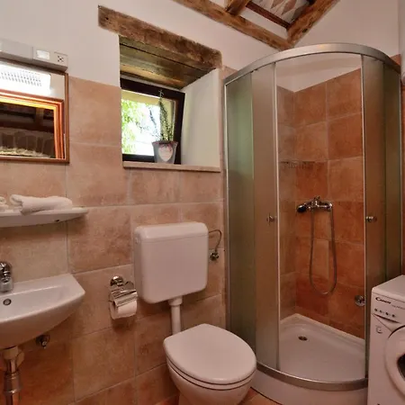 House Nadija Nyaraló